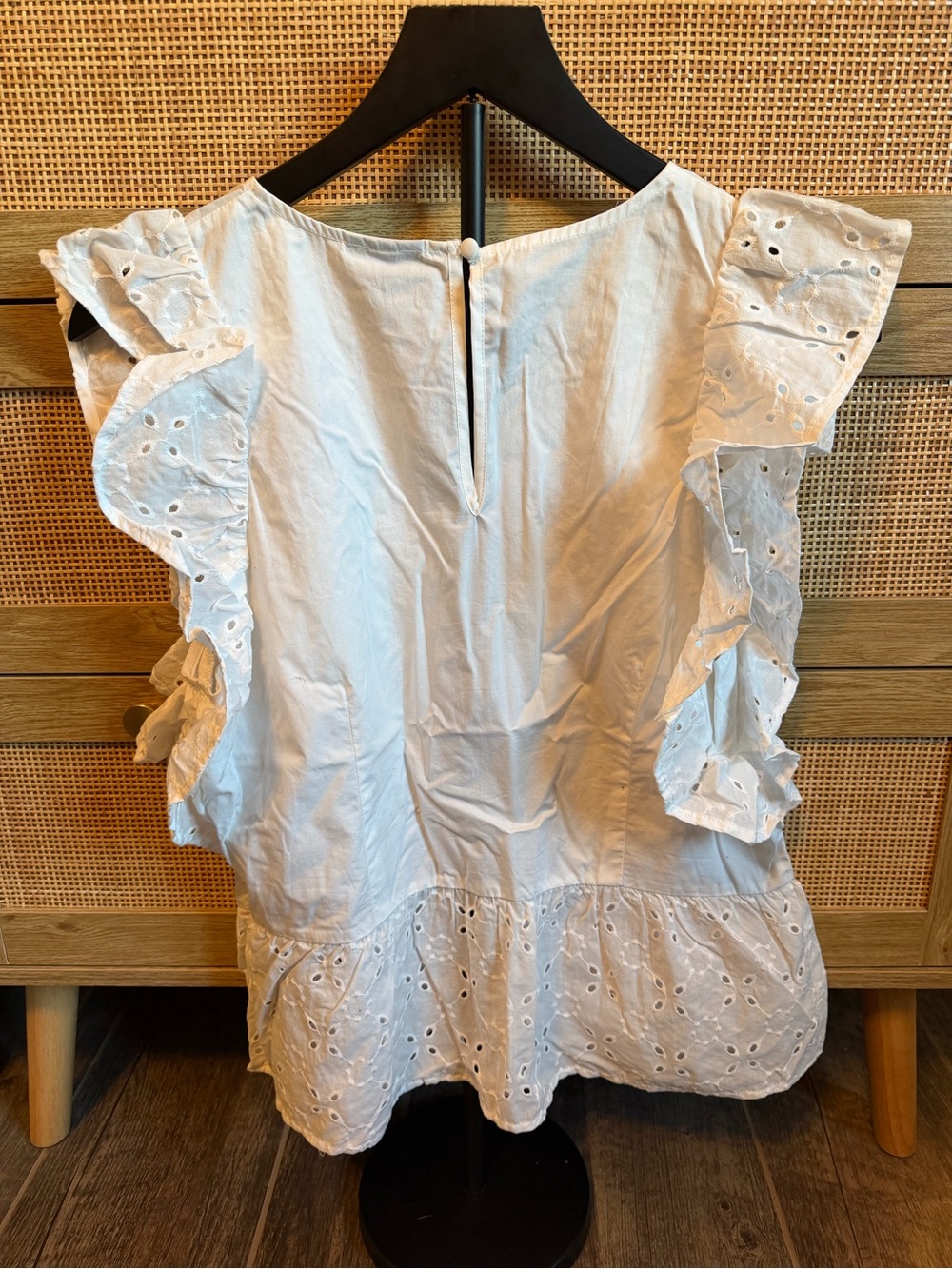 Who What Wear White Eyelet Ruffle Sleeve Top - Picture 5 of 8